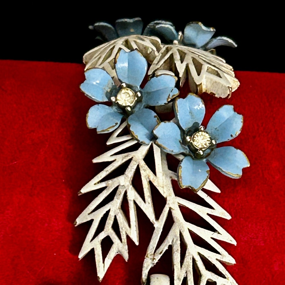 RARE 1958 CROWN TRIFARI WHITE &
BLUE ENAMEL RHINESTONE
'FLOWERING FERN' BRACELET - Picture 11 of 13